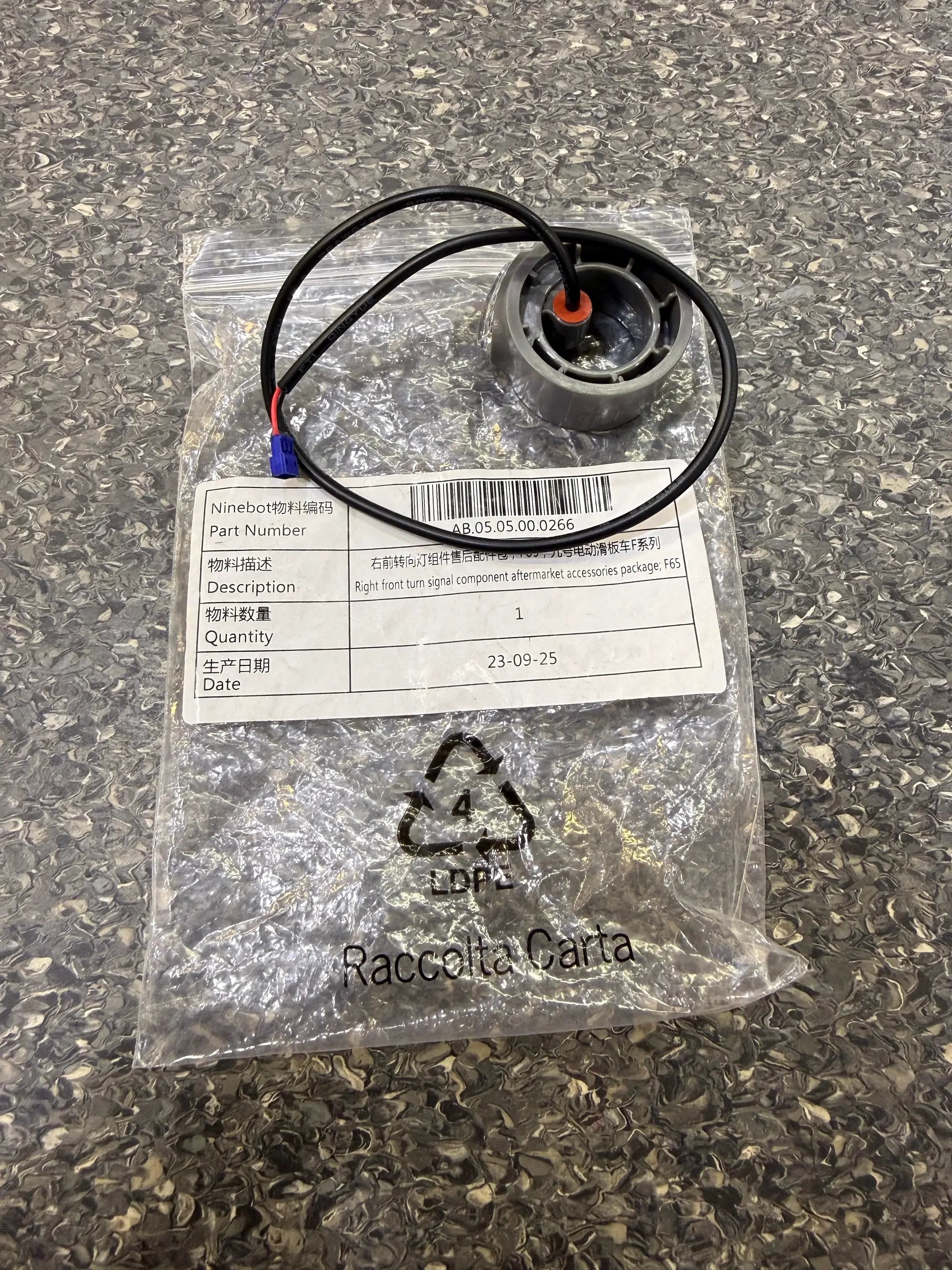 Right front turn signal assembly; F65; Ninebot Kickscooter F-series by SEGWAY NINEBOT PARTS